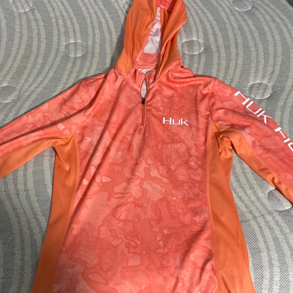 Medium pull over Huk top. Never worn. Size medium